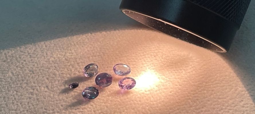 アレキサンドライトの価値を決める「変色」とは | 宝石の高額買取なら