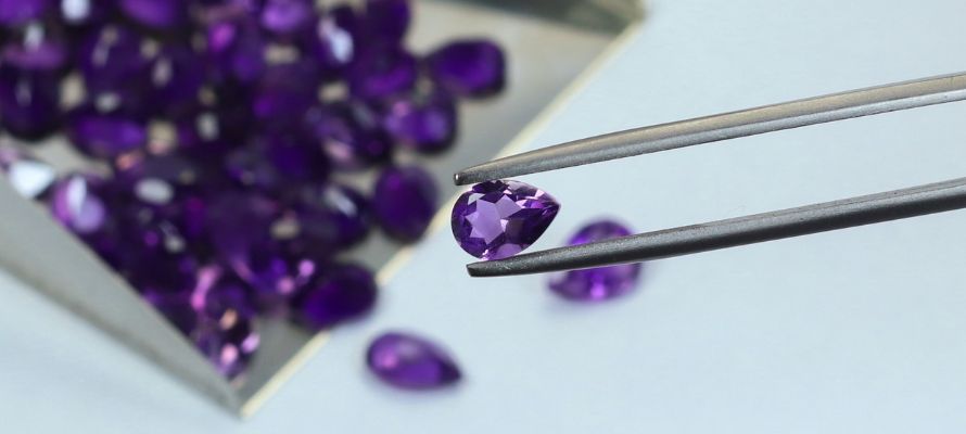 アレキサンドライトの価値を決める「変色」とは | 宝石の高額買取なら