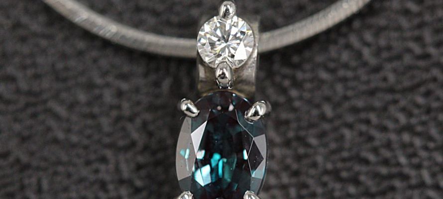 アレキサンドライトはなぜ色が変わるのか？ | 宝石の高額買取なら実績